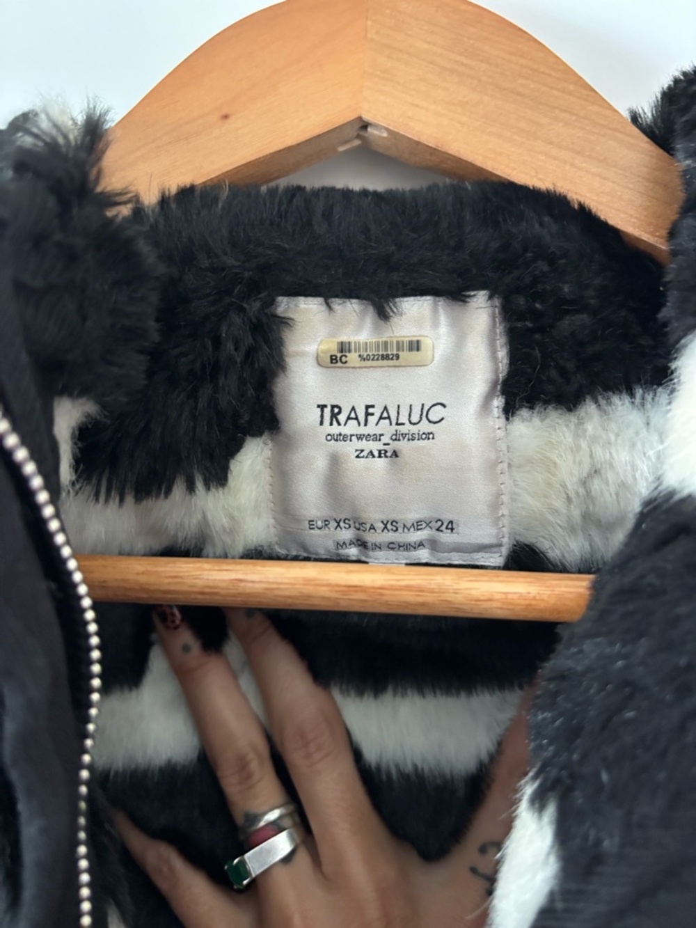 Women Black Hooded Coat with Faux Fur Lining - Picture 3 of 6